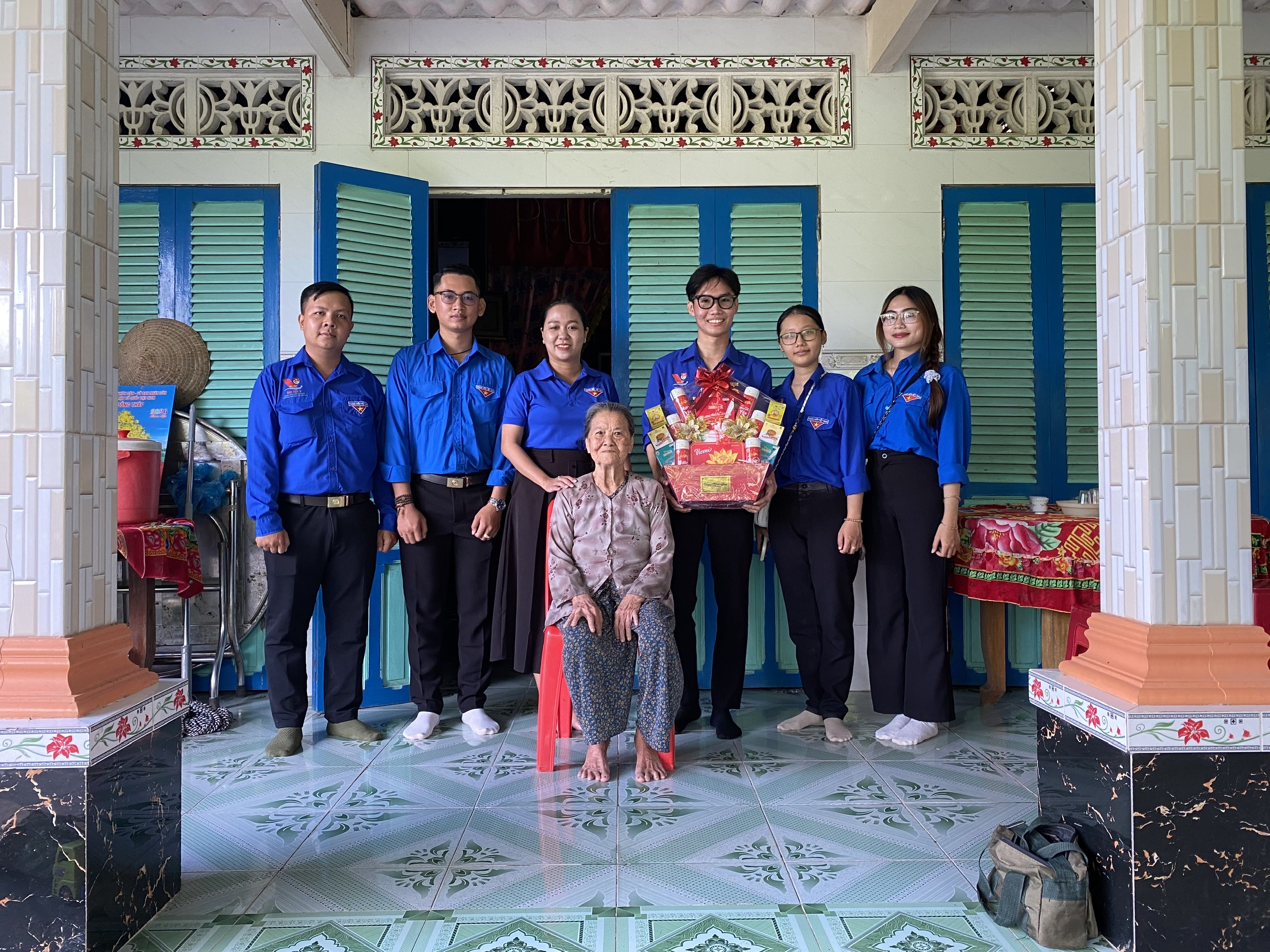 Tuổi trẻ Trường Đại học Tiền Giang thăm và tặng quà tri ân các Mẹ Việt Nam Anh hùng nhân dịp kỷ niệm 79 năm ngày Thương binh - Liệt sĩ (27/7)