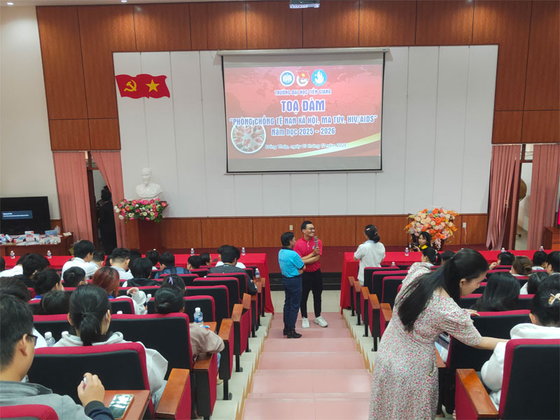 Toạ đàm tuyên truyền “Phòng chống tệ nạn xã hội, ma tuý, HIV/AIDS" năm học 2025 - 2026