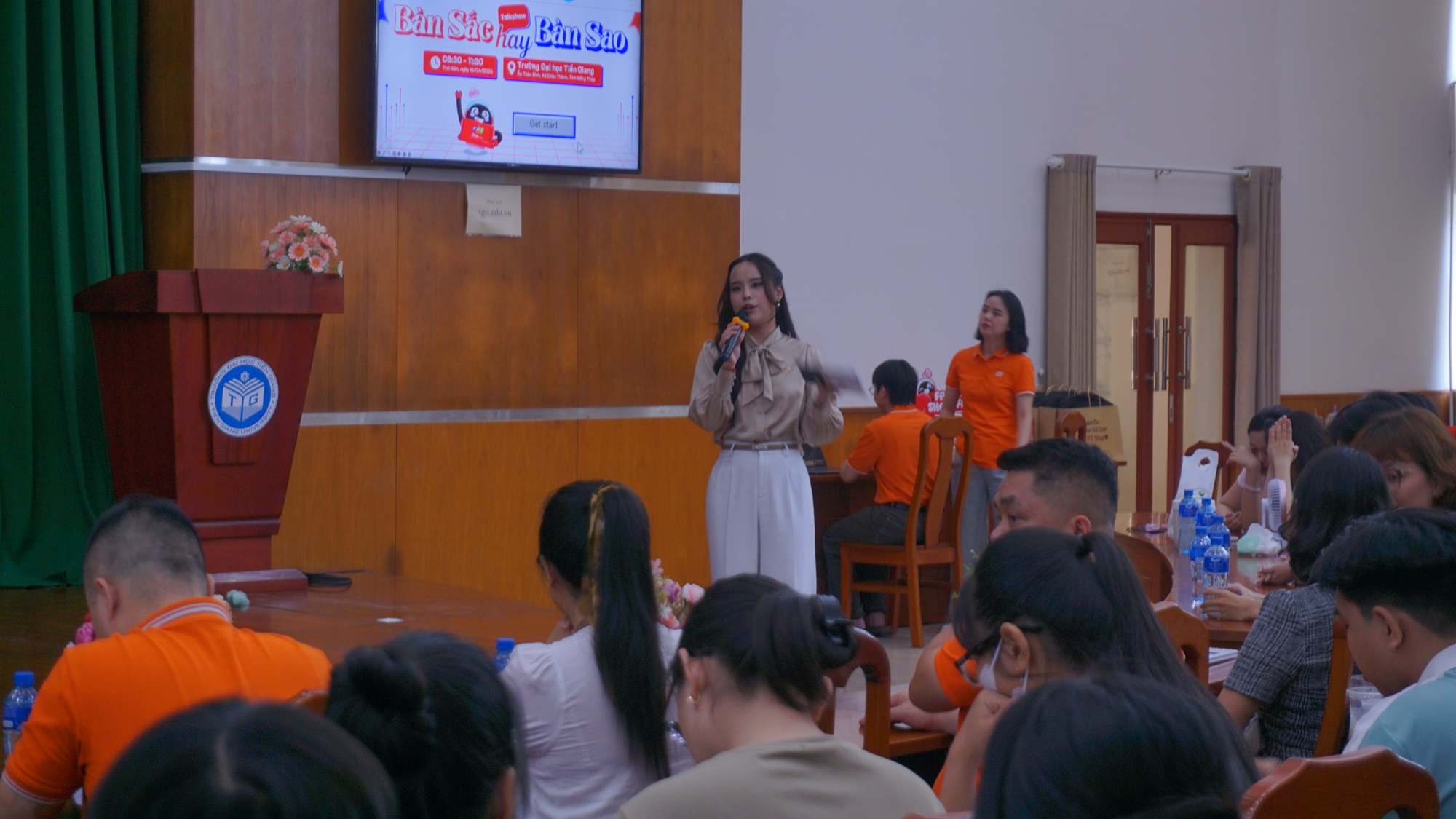 TALKSHOW – CHỦ ĐỀ: “BẢN SẮC HAY BẢN SAO?”