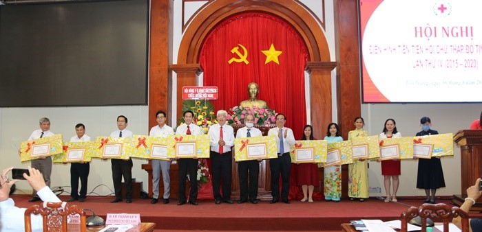Hội Sinh viên Trường Đại học Tiền Giang nhận Bằng khen của Trung ương Hội Chữ Thập đỏ Việt Nam về phong trào hiến máu tình nguyện