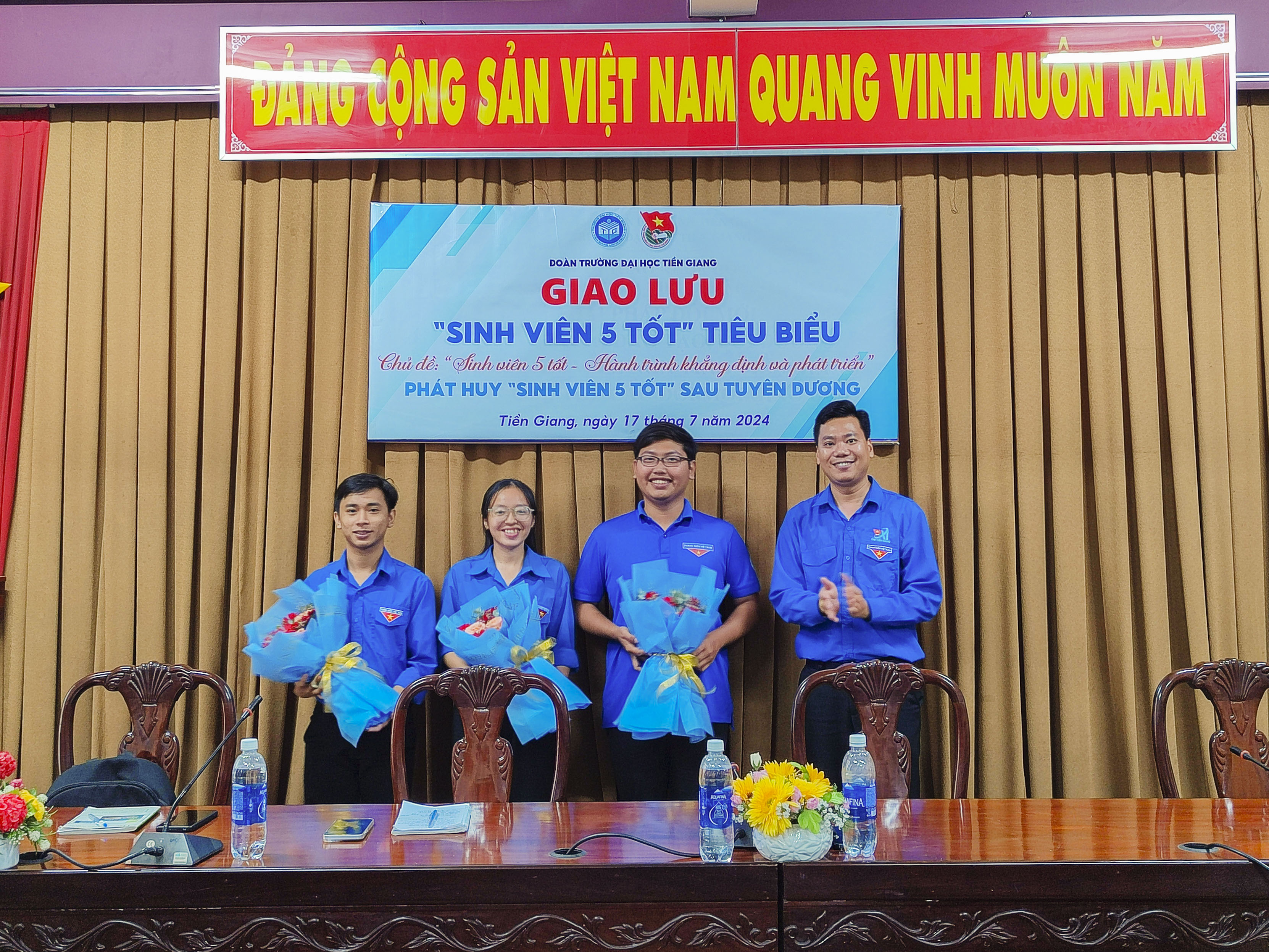 Giao lưu với “Sinh viên 5 tốt” tiêu biểu Chủ đề: “Sinh viên 5 tốt - Hành trình khẳng định và phát triển”