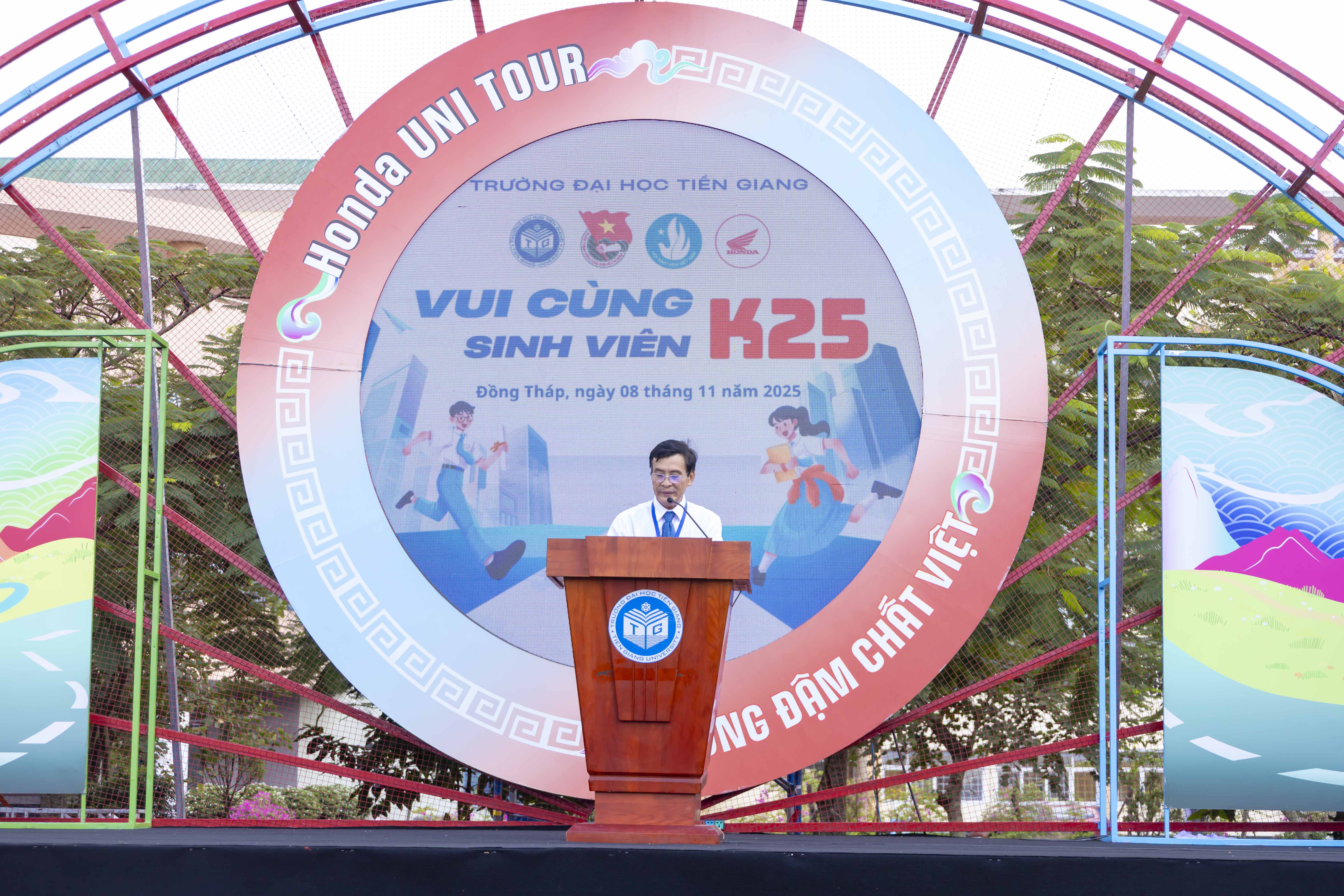 chương trình “Vui cùng sinh viên - Chào đón tân sinh viên K25”