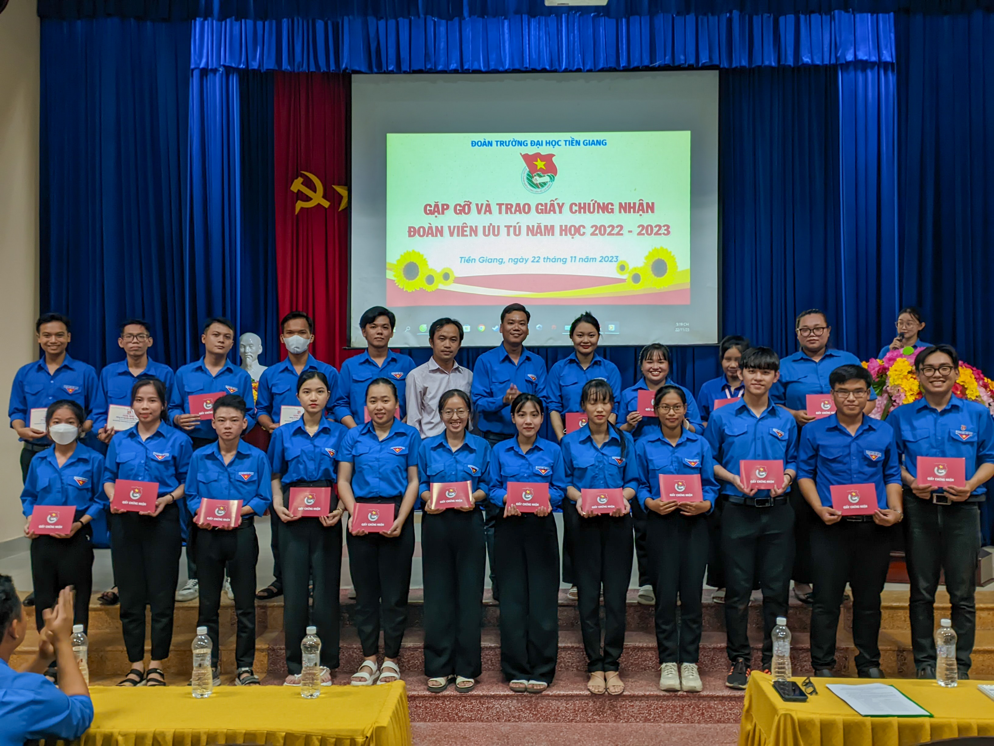Trao Giấy chứng nhận cho 65 đoàn viên đạt danh hiệu “Đoàn viên ưu tú” năm học 2022 - 2023