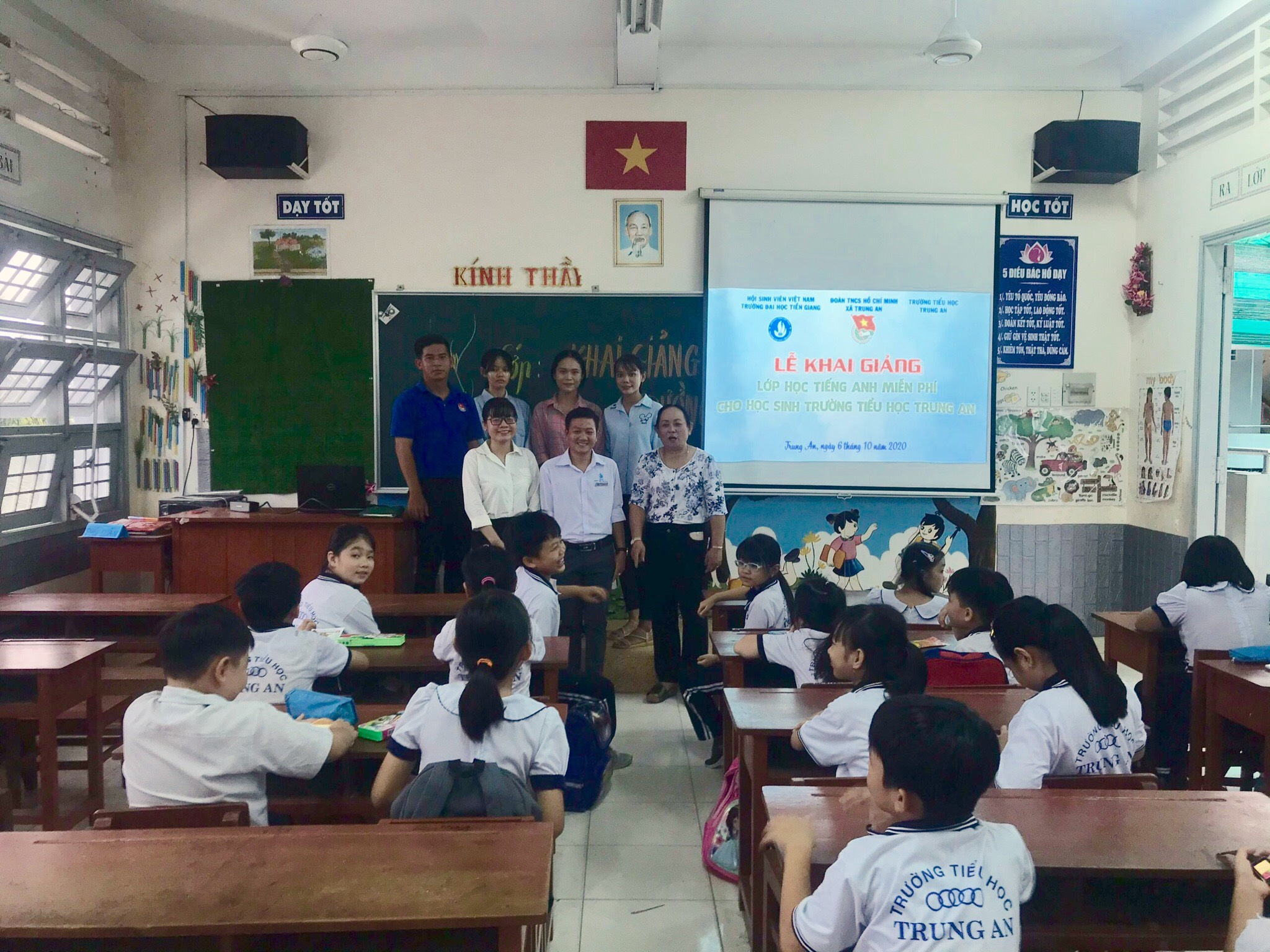 Đội hình "Sinh viên tình nguyện dạy tiếng Anh miễn phí" cho học sinh Trường Tiểu học Trung An