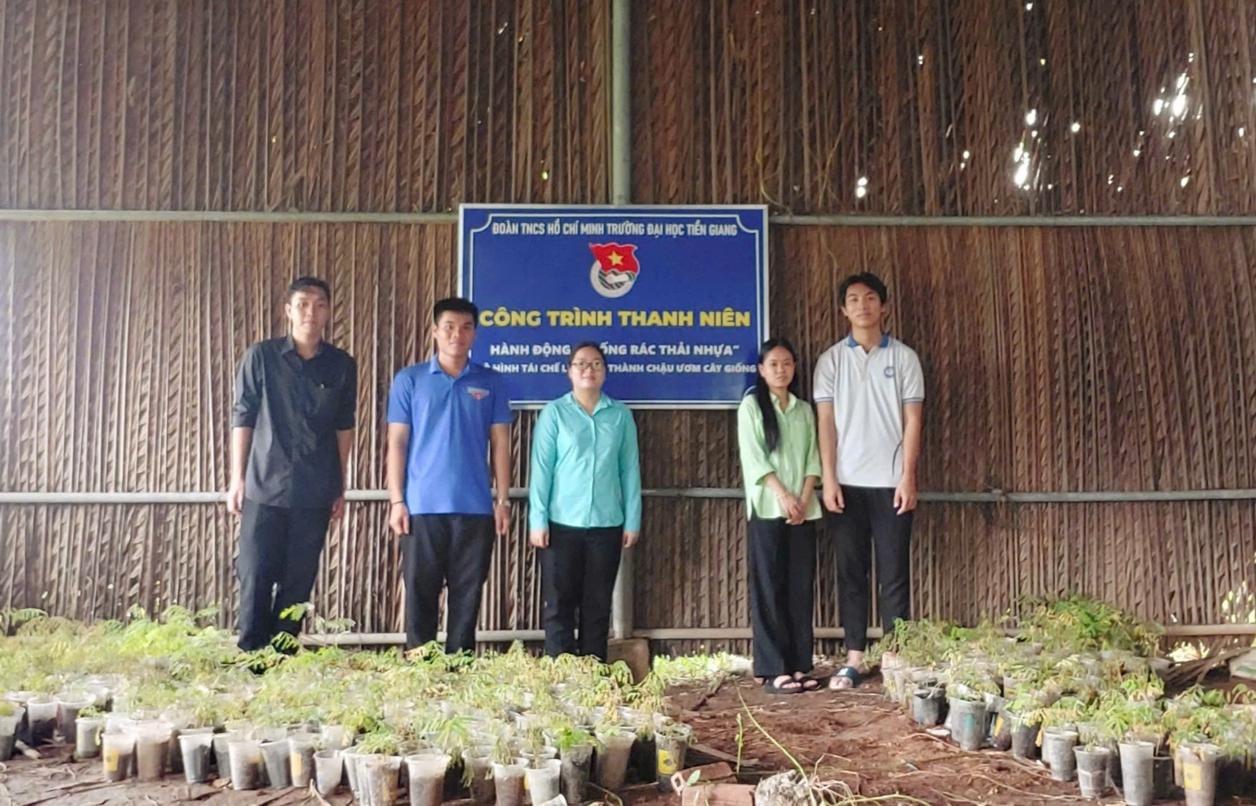 Mô hình chống rác thải nhựa “Tái chế ly nhựa thành chậu ươm cây giống”