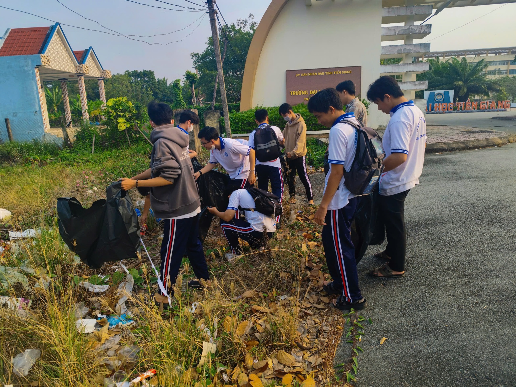LCH SV KHOA KỸ THUẬT CÔNG NGHỆ DUY TRÌ TỔ CHỨC CÁC HOẠT ĐỘNG TÌNH NGUYỆN THƯỜNG XUYÊN TRONG NĂM HỌC 2024 – 2025