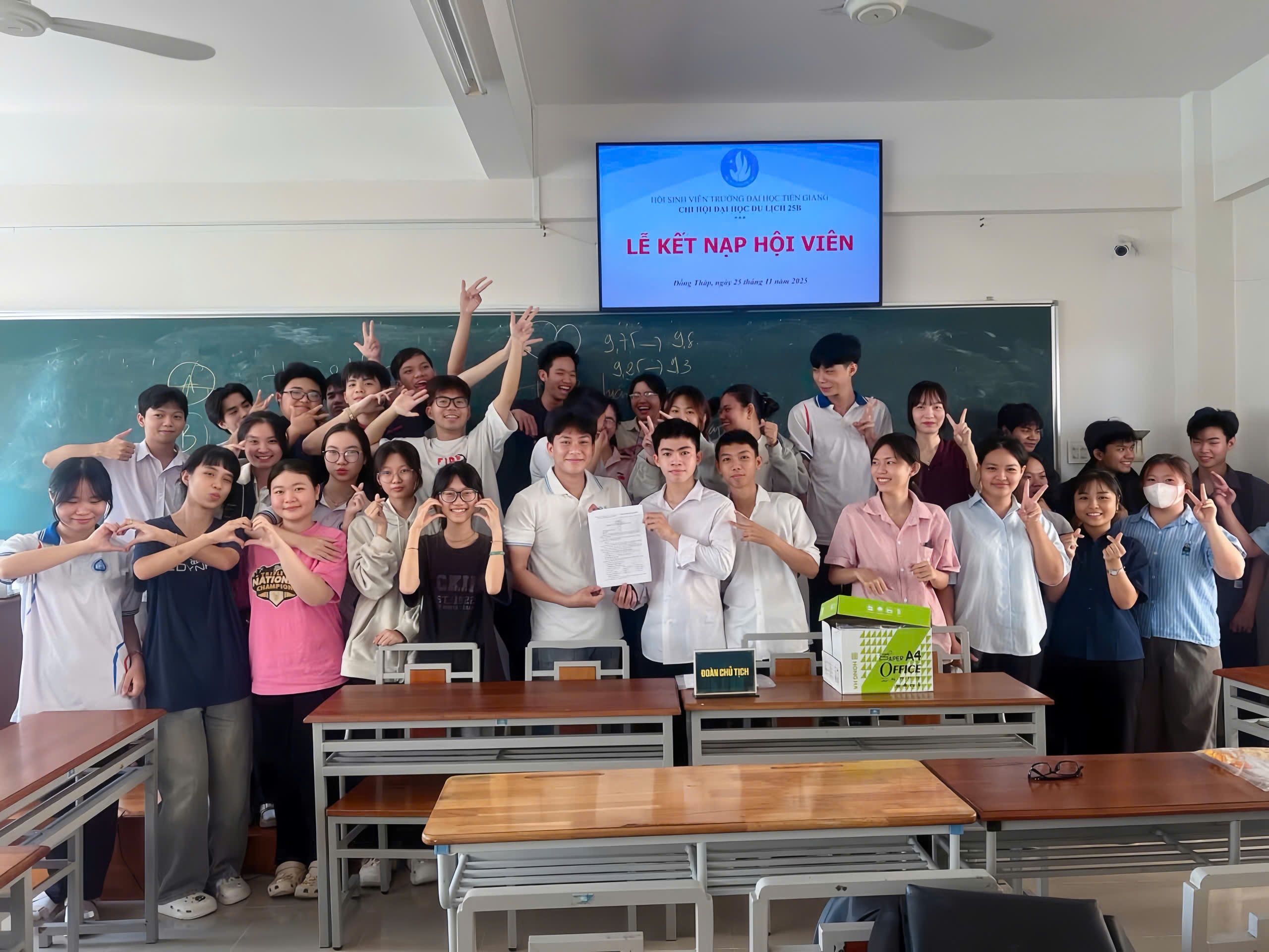 Các Chi hội  Sinh viên K25 của Trường tổ chức lễ kết nạp Hội viên mới